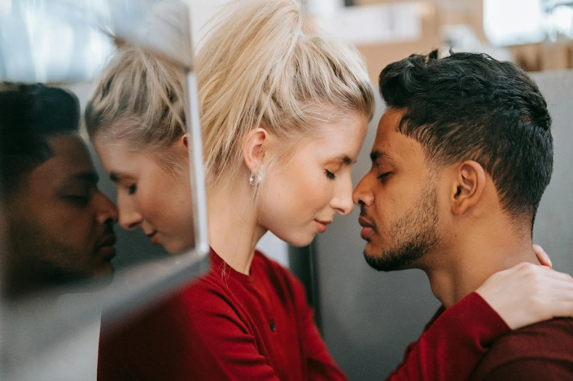 Эмоциональная зависимость vs страсть: как понять, что ты влюблён, а не просто «подсел» на человека