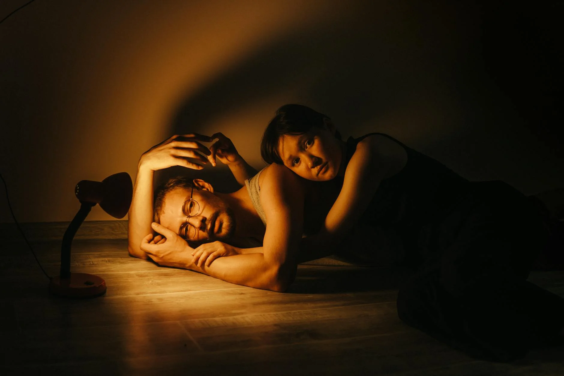 Феномен «тёмной романтики»: почему мы выбираем токсичных партнёров и при чём здесь детство