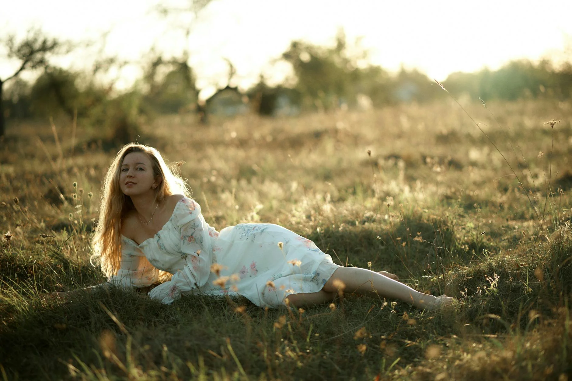 Cottagecore-эротика: как эстетика «сельской романтики» захватила OnlyFans и изменила чувственность зумеров