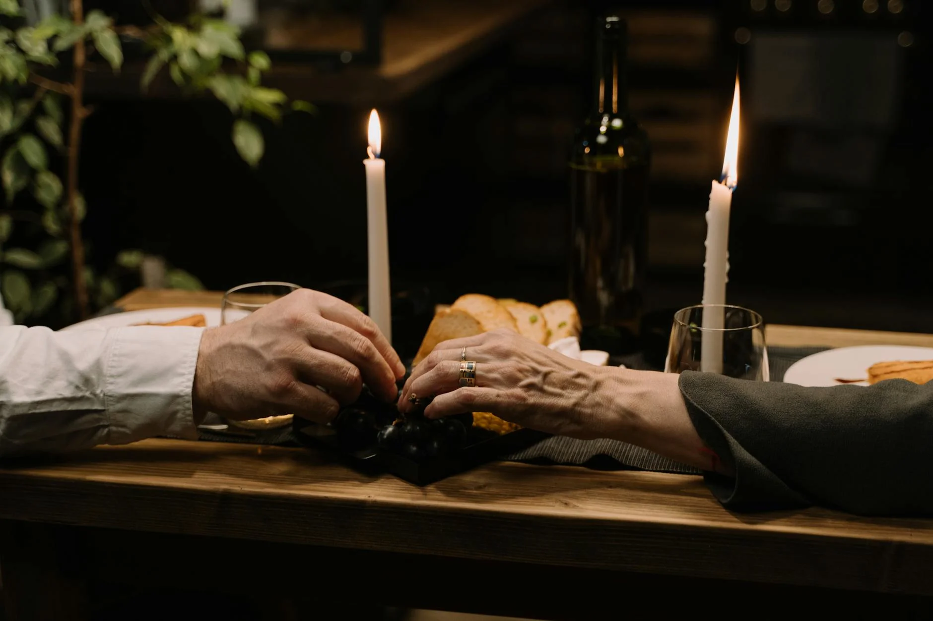 Повільний секс: як навмисне сповільнення та заборона оргазму перетворюють звичайний вечір на незабутній ритуал близькості